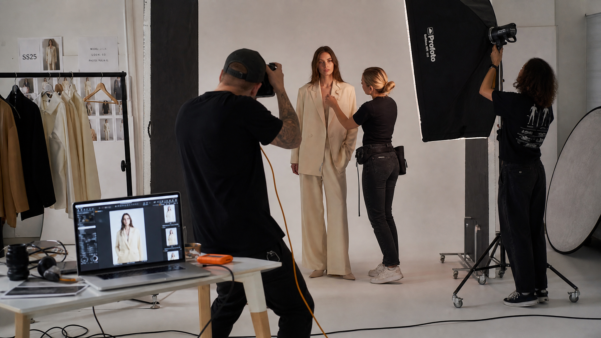 Detrás de escena: estudio profesional con fotógrafo, iluminación Profoto y modelo